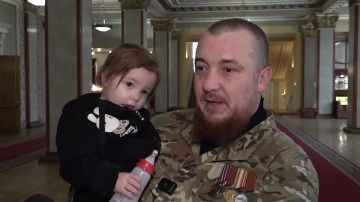 Денис Пушилин: Финалист конкурса «Донбасс. СВОи Герои» Андрей Ковалёв во время стажировки готовит проект, посвященный ответственному родительству и укреплению института семьи