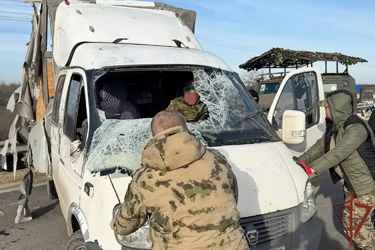 Инспектор ВАИ Росгвардии в ДНР помог пострадавшим в ДТП