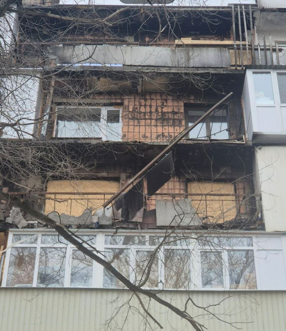 «Ждут, пока убьет ребенка?»: в центре Донецка железяка нависла над детской площадкой