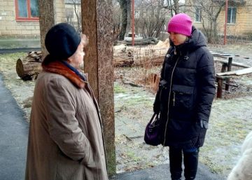 Иван Адамец: Заместитель руководителя управы Куйбышевского района Елена Строганова провела встречу с жителями дома № 10/15 на улице Цимлянской