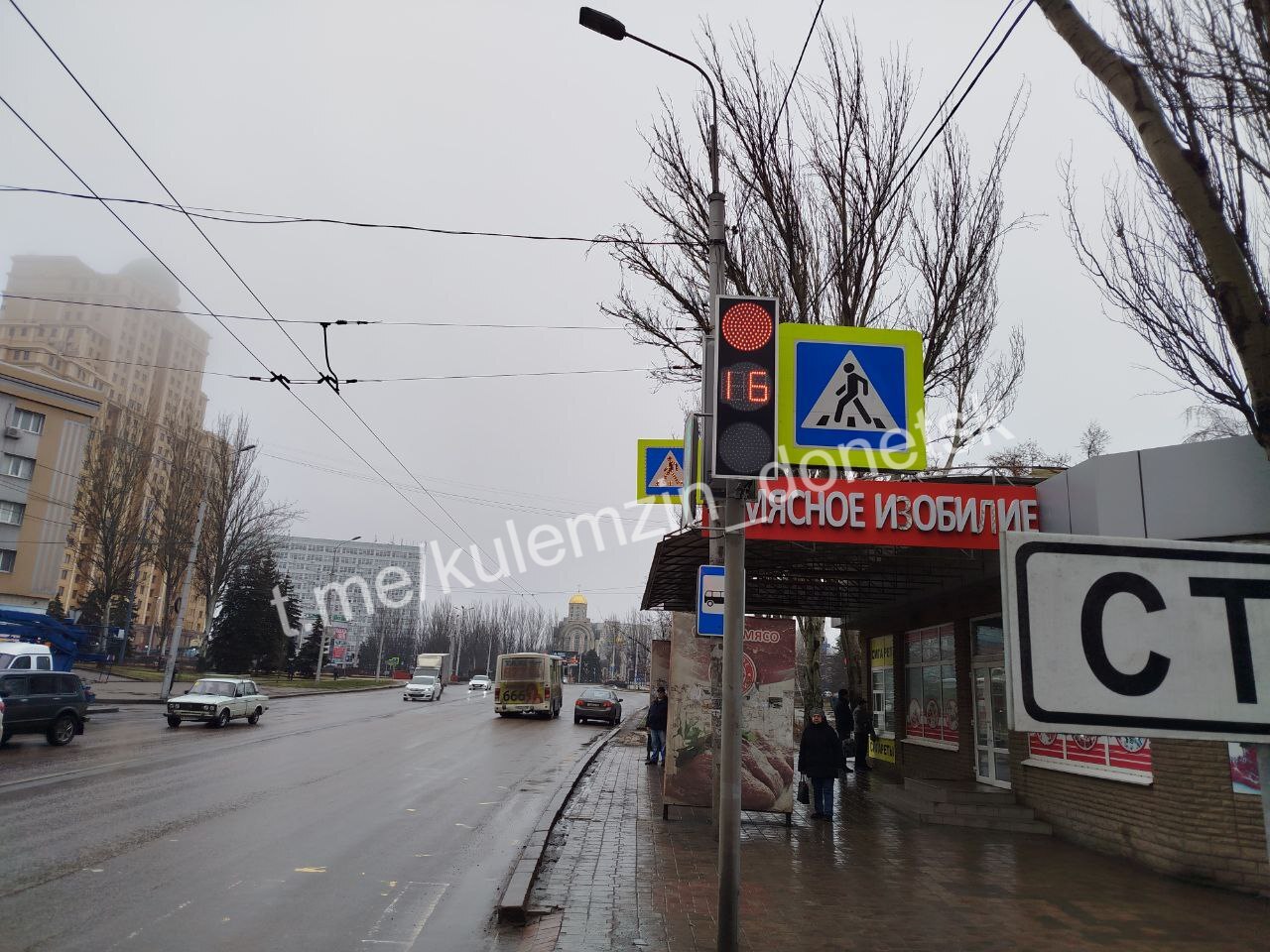 По просьбам жителей на пешеходном переходе специалисты муниципального предприятия «Дорожное ремонтно-строительное управление» на улице Артема установили светофор