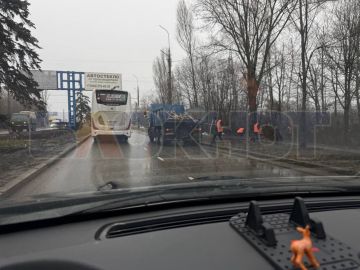 В сторону Макеевки перед Чайкинским кольцом затруднено движение по правой полосе из-за работы коммунальщиков