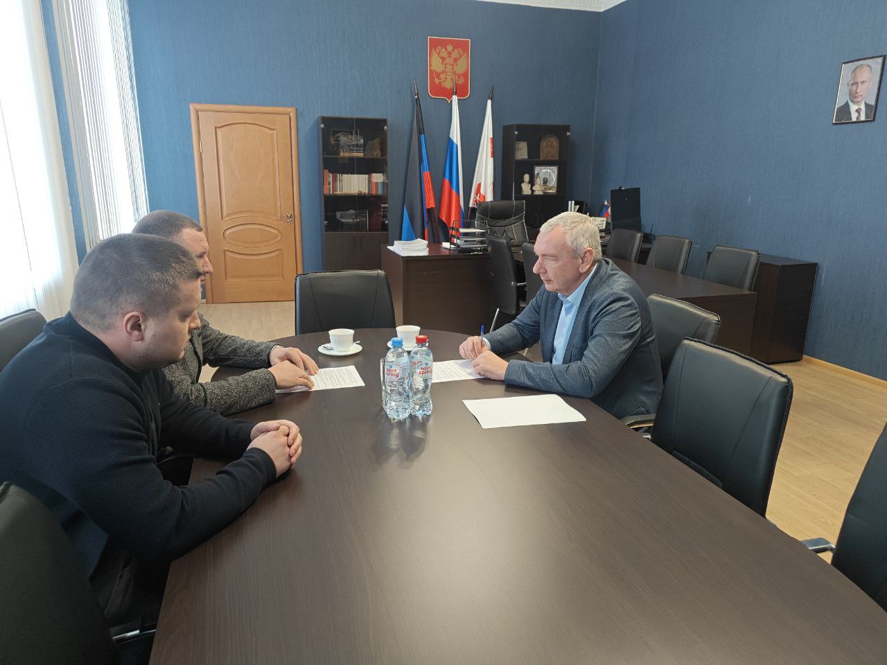В феврале провел рабочую встречу с главой городского округа Снежное Сергеем Ермаковым