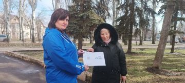 В рамках проекта "Управдом", реализуемого Единой Россией, активисты района совместно с "Молодой Гвардией" Единой России раздали жителям Кировского района ознакомительные листовки по проекту "Управдом"