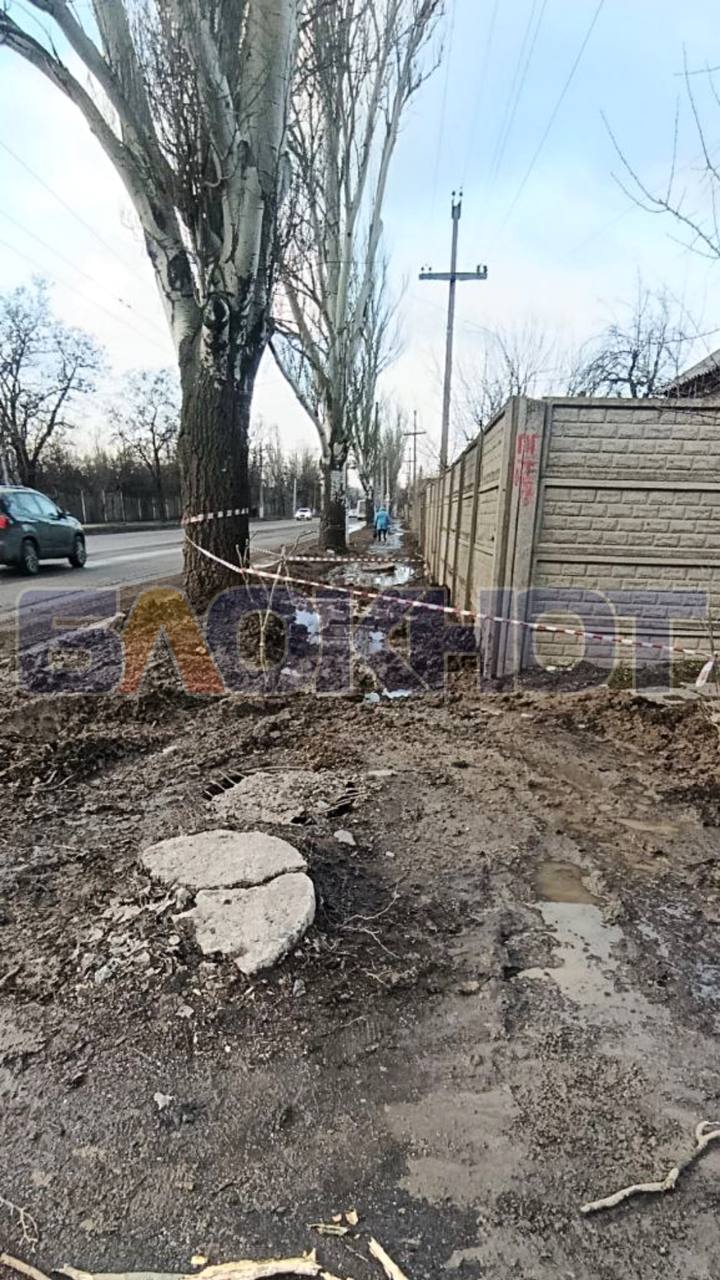 В Красногвардейском районе Донецка под ногами жителей провалился асфальт