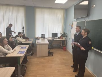 Полицейские помогают школьникам в выборе профессии