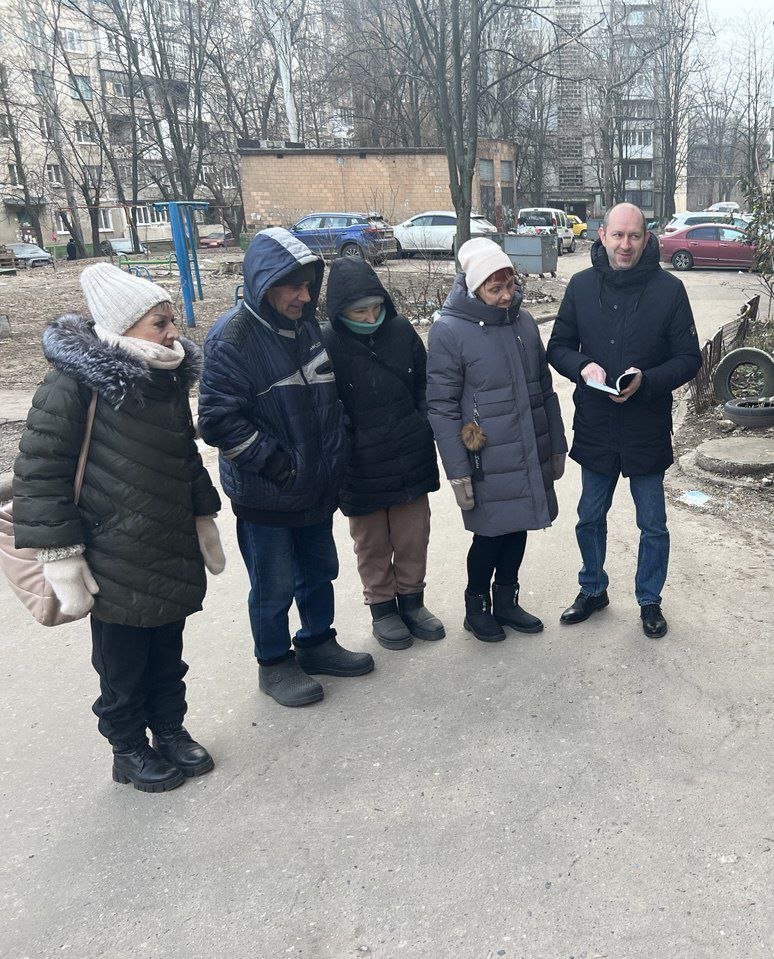 По поручению Главы ДНР Дениса Пушилина 27.02.2026 состоялась встреча с жителями, на которой присутствовал заместитель руководителя Управы Ленинского внутригородского района Анатолий Разумов