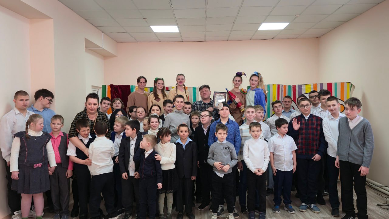 Организовали показ спектакля для воспитанников школы-интерната