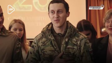 В шестой гимназии Донецка накануне Дня защитника Отечества чествовали участников СВО