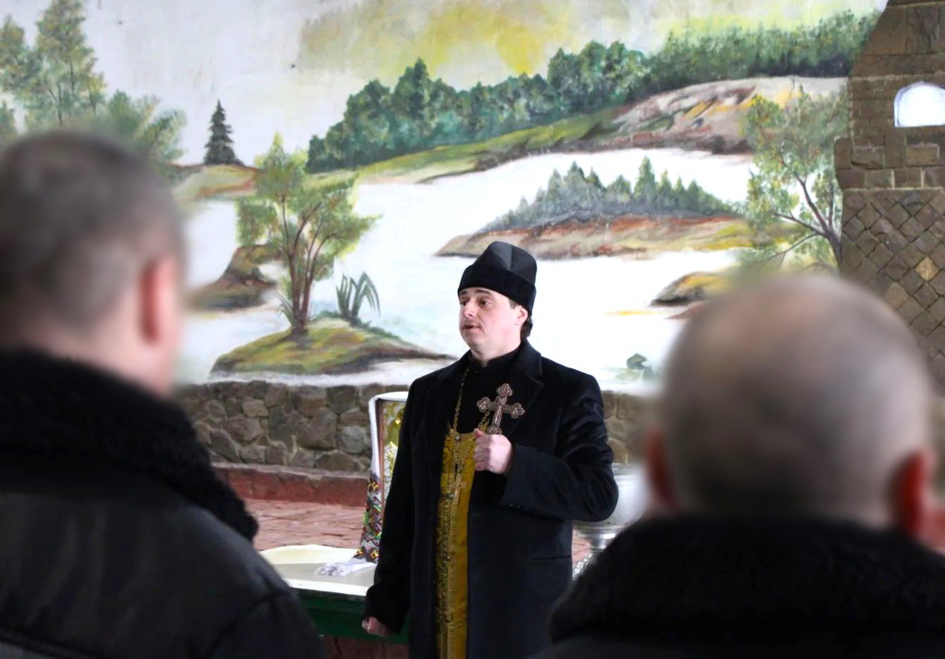 ИК-8 посетил священнослужитель