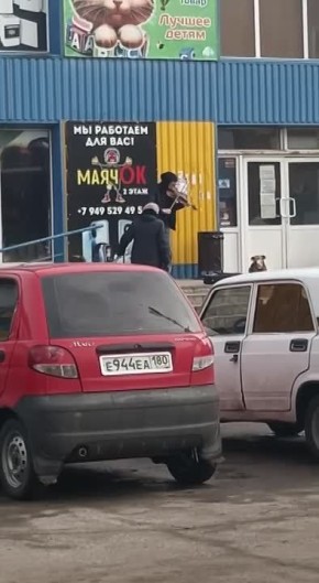 В Харцызске у «Сильпо» заметили скрипача, который играет КиШа