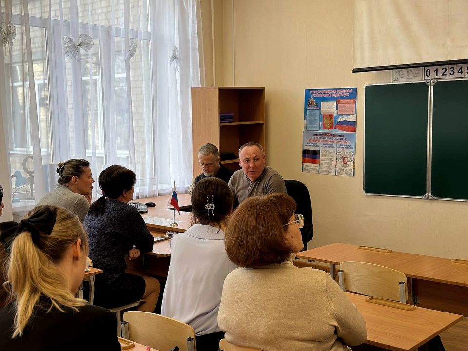 Михаил Меренков: Сегодня совместно с депутатом Донецкого городского совета Николаем Тимченко провели встречу с трудовым коллективом ГБОУ «Школа № 136 городского округа Донецк» и жителями района