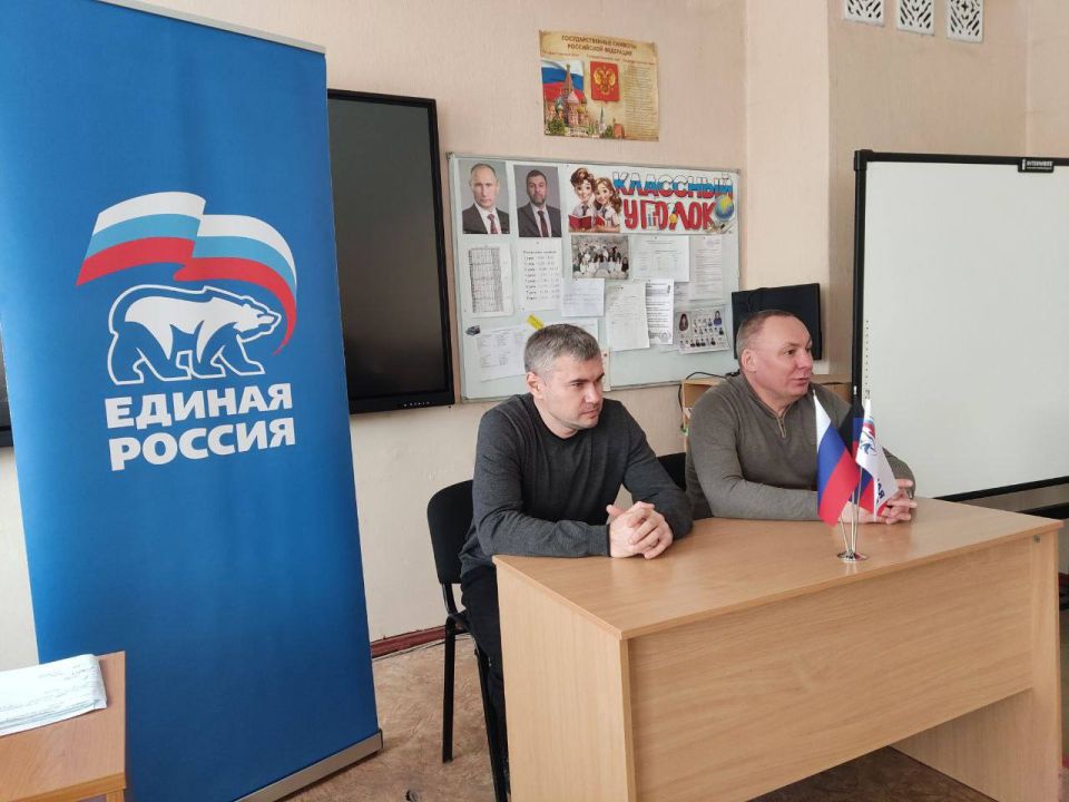 Михаил Меренков: Сегодня совместно с депутатом Народного совета Юрием Леоновым провели встречу с трудовым коллективом ГБОУ «Школа № 118 городского округа Донецк» и жителями района