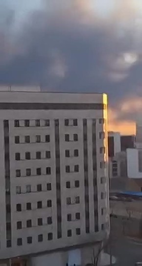 После массированных авиаударов США и Израиля небо над иранской столицей Тегераном затянуло чёрным дымом