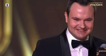 Глава ДНР Денис Пушилин поздравил гендиректора-худрука Донецкой государственной филармонии Александра Парецкого с победой в конкурсе «Знание.Премия 2025» в номинации «За вклад в просвещение в сфере «Культура и искусство»