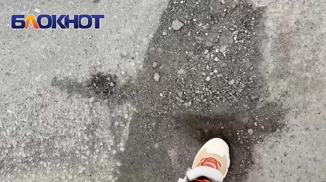 Редактор «Блокнот Донецк» ломает НОВЫЙ асфальт в Ворошиловском районе