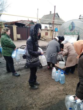 Алексей Кулемзин: Сегодня донецкие производители воды организовали бесплатную доставку питьевой воды жителям Петровского района
