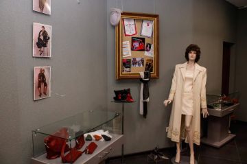 В Донецком краеведческом музее открылась выставка «Ода женщине» к 8 Марта