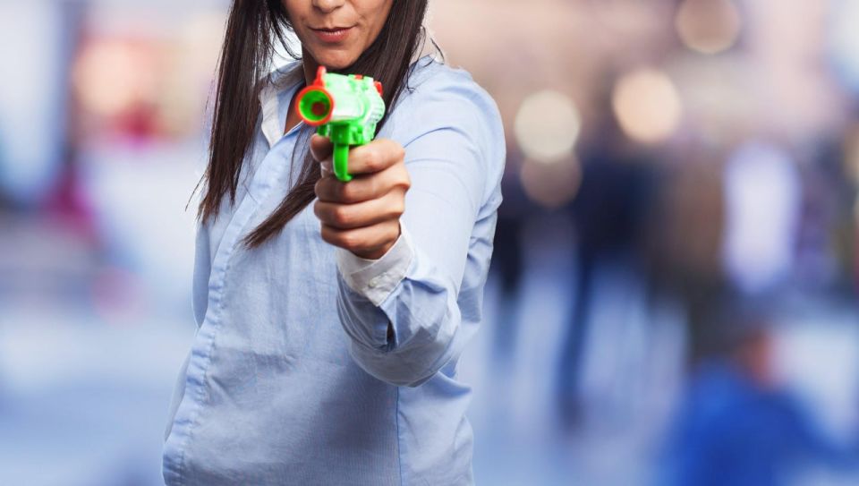 Жительнице Докучаевска грозит до 2 лет тюрьмы за удар игрушечным пистолетом по голове знакомому