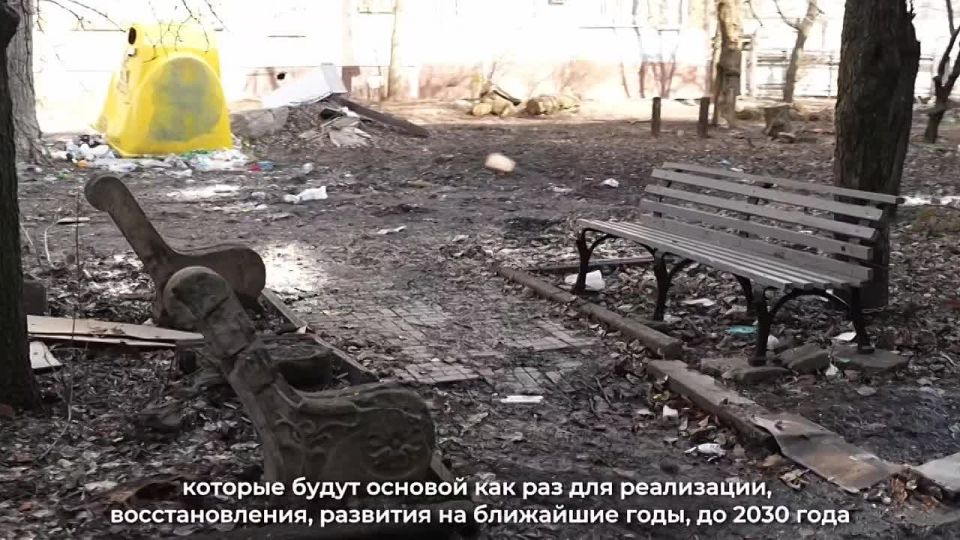 Протекающая крыша, неблагоустроенный двор, порыв системы водоснабжения — такие проблемы озвучили жители дома № 149 на ул. Артема в Донецке