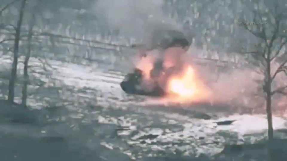 Наши операторы FPV-дронов выносят БТР Pbv 302 ВСУ рядом с г. Константиновка, Донецкая область