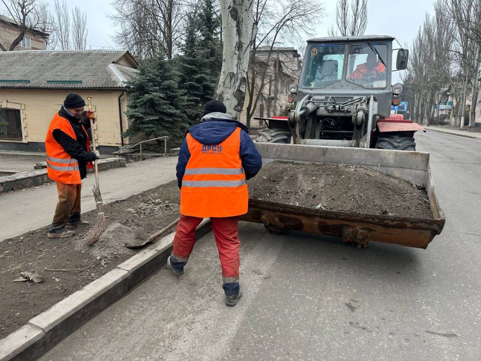 Михаил Меренков: Уборка смета вдоль проезжей части дороги по улице Октября