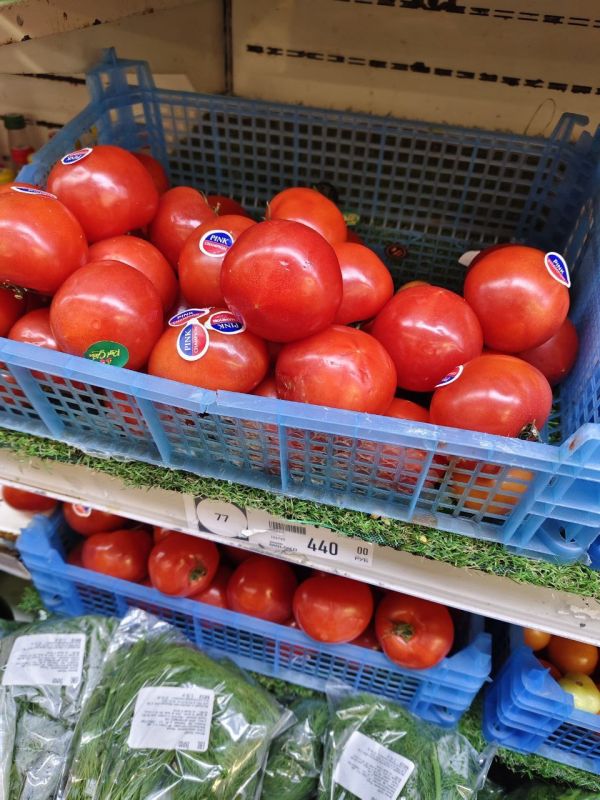 Битые и гнилые продукты продают под видом соцтоваров в магазинах Донецка