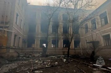 Сотрудниками МЧС России был ликвидирован крупный пожар, возникший в результате террористической атаки украинских боевиков в Киевском районе Донецка