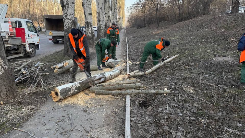 В Ленинском внутригородском районе г. Донецка прошла акция «Чистый четверг», в которой приняли участие коммунальные службы