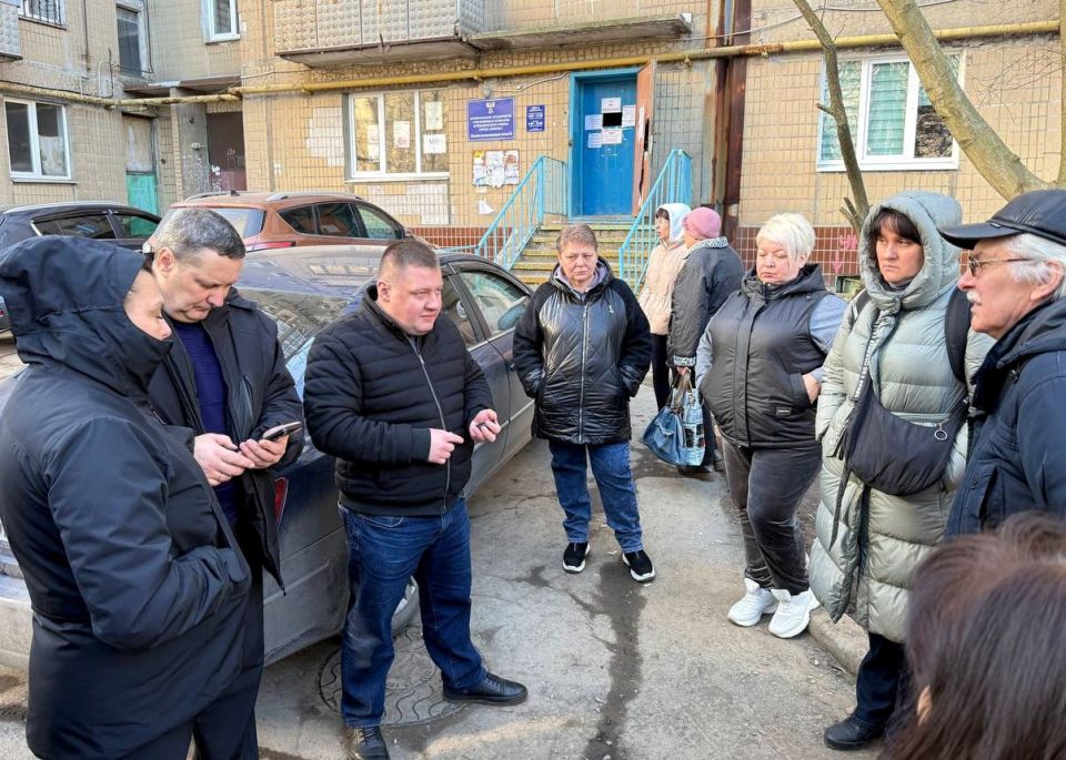 Руководитель управы Куйбышевского района Иван Адамец совместно с депутатами Донецкого городского совета Германом Полуниным, Дмитрием Пефтеевым, Валерием Солодовниковым, Эдуардом Момотом и представителями коммунальной сферы...