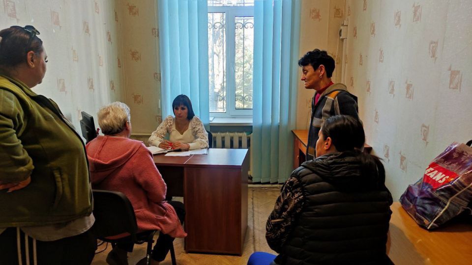 Депутат Старобешевского муниципального совета Партии "ЕДИНАЯ РОССИЯ" Эрмитали Виктория провела встречу с жителями города Комсомольское