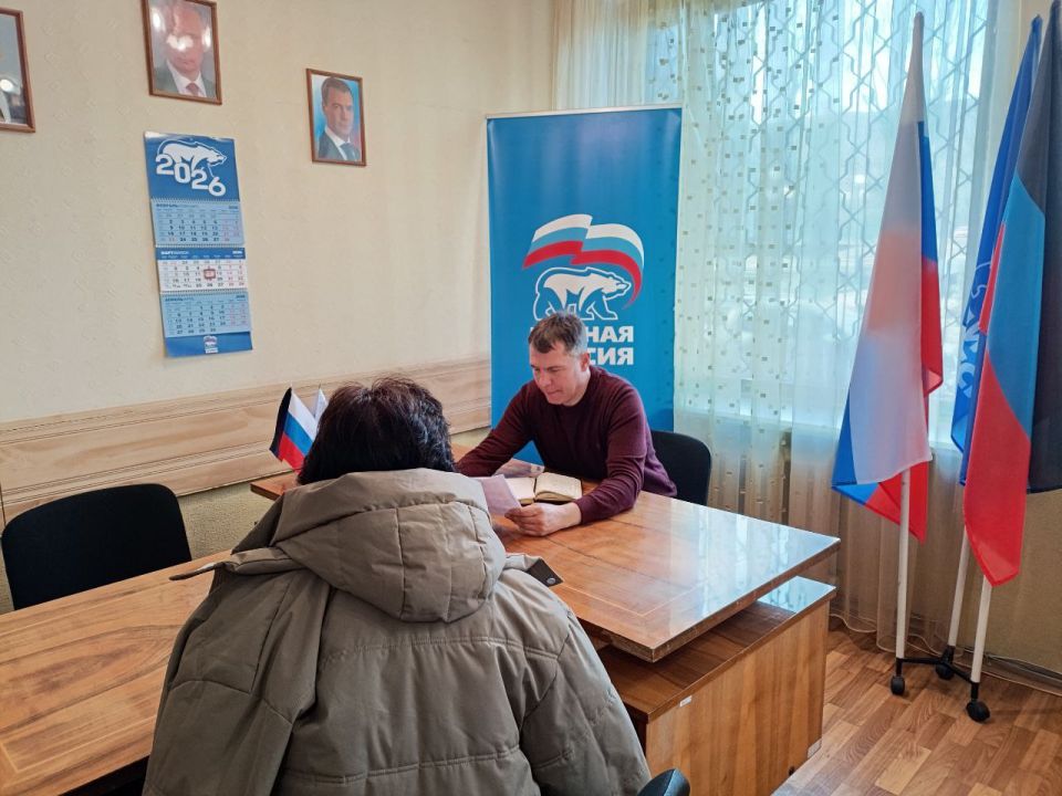 Валентин Левченко: В общественной приемной партии "Единая Россия" Киевского района города Донецка депутаты Донецкого городского совета Сергей Скиданов и Виталий Калараш провели прием граждан