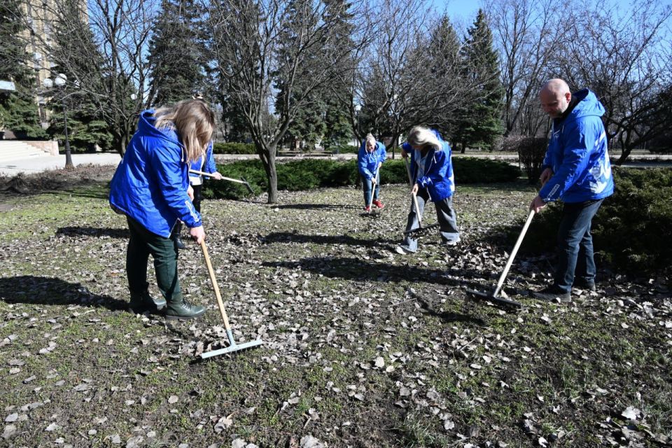 Иван Адамец: В рамках традиционной акции "Чистый четверг" сотрудники управы провели уборку прилегающей территории, собрав опавшую прошлогоднюю листву
