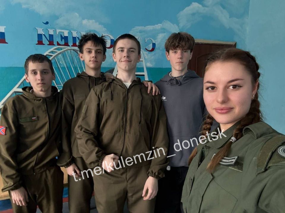 В донецкой школе № 150 уделяют особое внимание патриотическому, гражданскому и нравственному воспитанию, а также военно-спортивной подготовке молодёжи