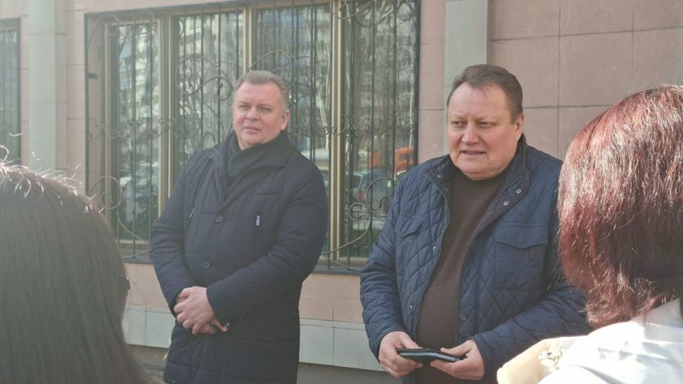 Валентин Левченко: Совместно с заместителем главы администрации городского округа Донецк Тимуром Артеменко провели встречу с трудовым коллективом Киевского отдела государственной регистрации актов гражданского состояния...