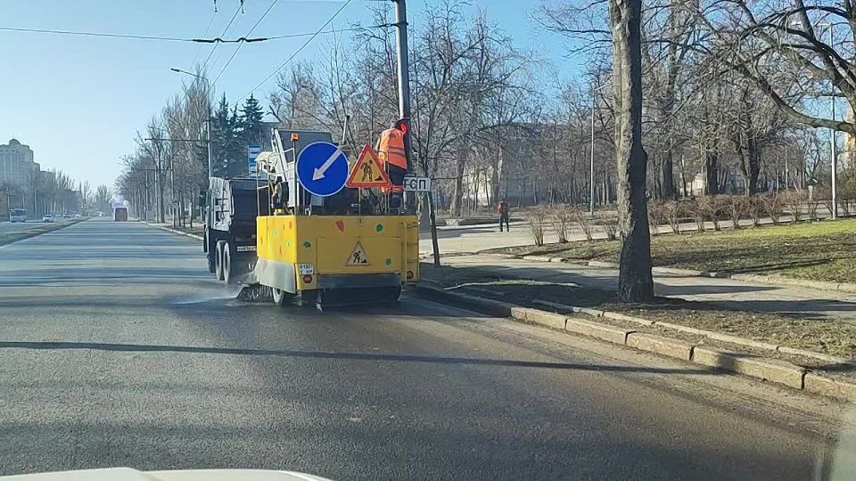 Алексей Кулемзин: Сотрудники муниципального предприятия «Дорожное ремонтно-строительное управление» продолжают ремонтные работы во всех районах Донецка