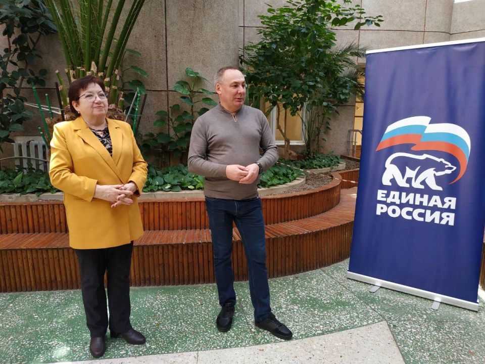 Михаил Меренков: Сегодня совместно с депутатом Донецкого городского Совета Донецкой Народной Республики Ниной Логвиненко встретился с трудовым коллективом МБУ «Городской комплекс «Ветеран»