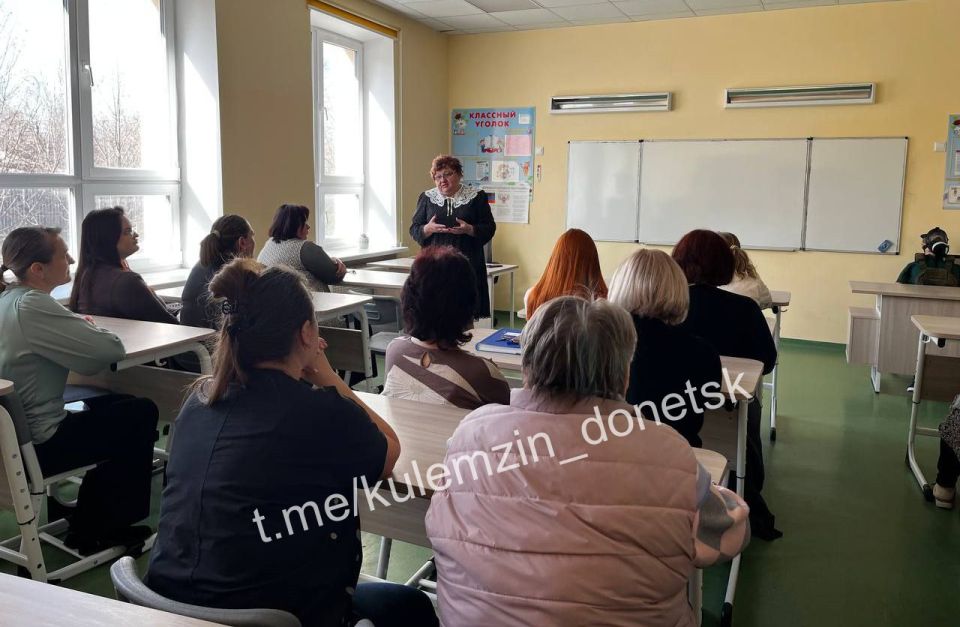 По поручению Главы ДНР Дениса Пушилина, заместитель главы администрации г.о. Донецк Светлана Везденко провела встречу с педагогами школы №63 Куйбышевского района