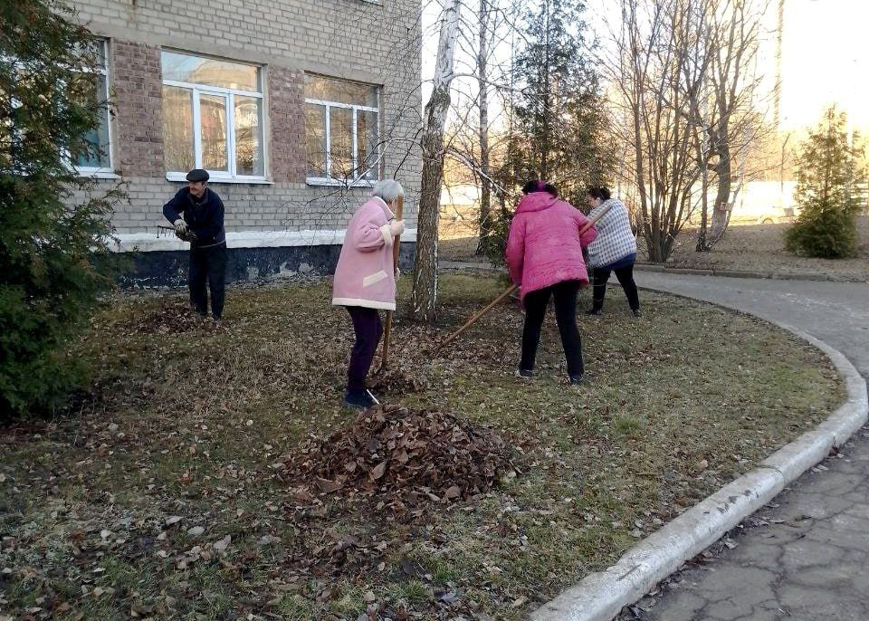 Иван Адамец: В рамках единого санитарного дня "Чистый четверг", сотрудники образовательных учреждений Куйбышевского района приняли участие в благоустройстве территории