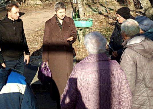 Иван Адамец: Заместитель руководителя управы Куйбышевского района Елена Строганова и депутат Донецкого городского совета Сергей Остапенко встретились с жителями дома №113 по улице Энгельса