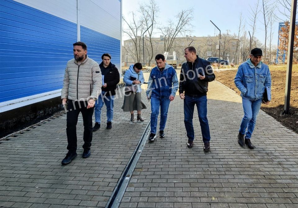 Заместитель главы администрации г.о. Донецк провел выездное совещание в Ворошиловском районе на стройплощадке будущего спортивного зала по настольному теннису