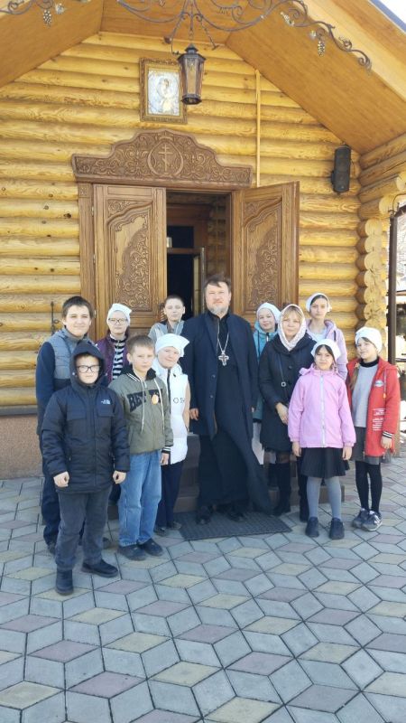 УРОК В ХРАМЕ.. Сегодня у школьников 4 класса 88 школы м-на Текстильщик урок по ОСНОВАМ ПРАВОСЛАВНОЙ КУЛЬТУРЫ проходил в Свято-Введенском храме. Настоятель храма прот.Димитрий Чеверда познакомил ребят с устройством храма...