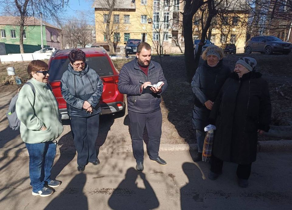 Продолжаются сходы с жителями Ленинского района города Донецка