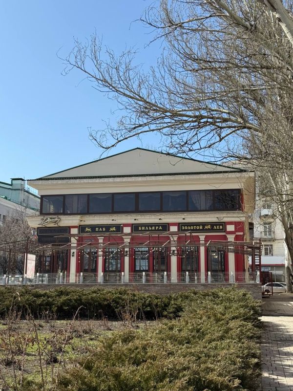 На заведениях и магазинах Донецка начали менять вывески!