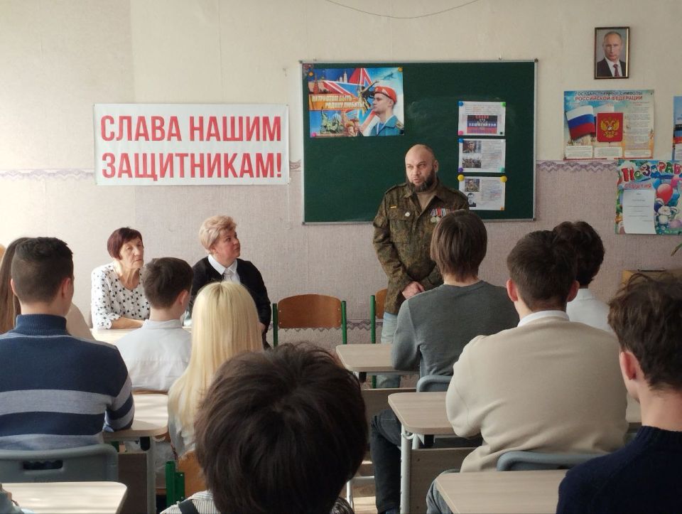 Ветеран-защитник Отечества провел урок мужества для студентов Донецка