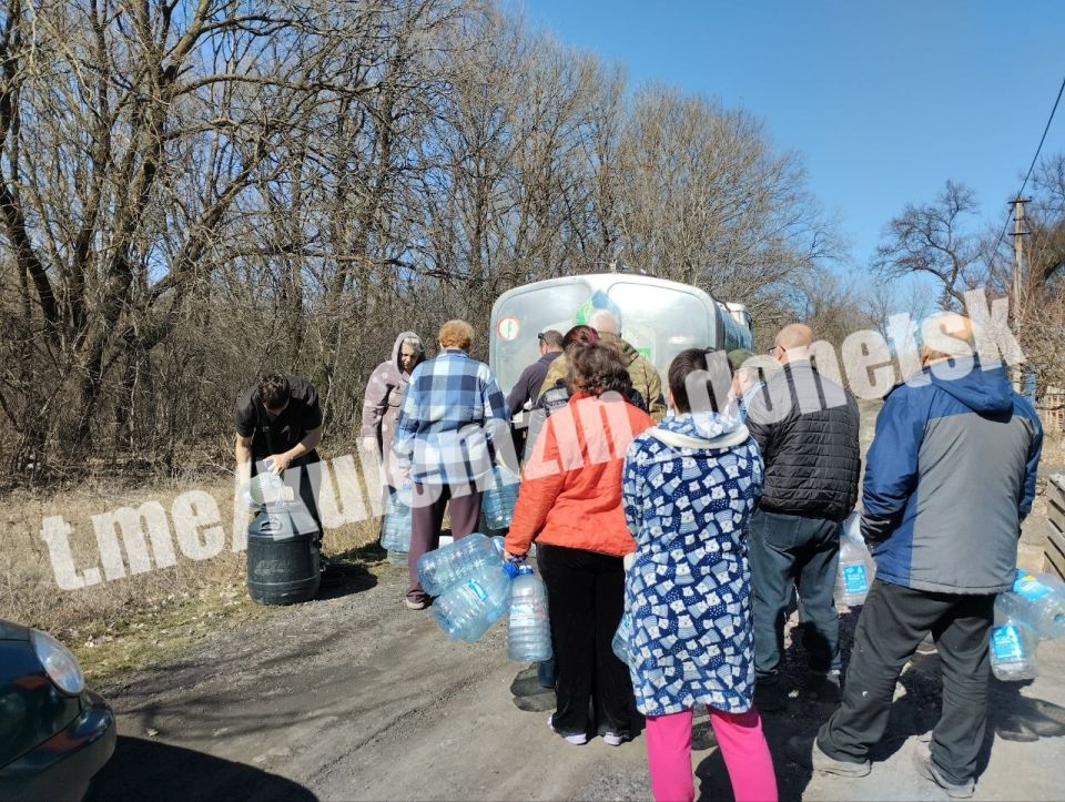 Сегодня в Пролетарском районе организовали бесплатную доставку питьевой воды для жителей