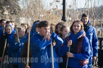 «Чтобы было приятнее гулять по нашему городу»: в Донецке молодежь вышла на первый весенний субботник