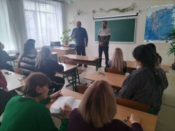 Депутат Старобешевского муниципального совета от партии «ЕДИНАЯ РОССИЯ» Сергей Канарь вместе с начальником Стыльского территориального сектора Малай Иваном провел встречу с трудовым коллективом Стыльской школы