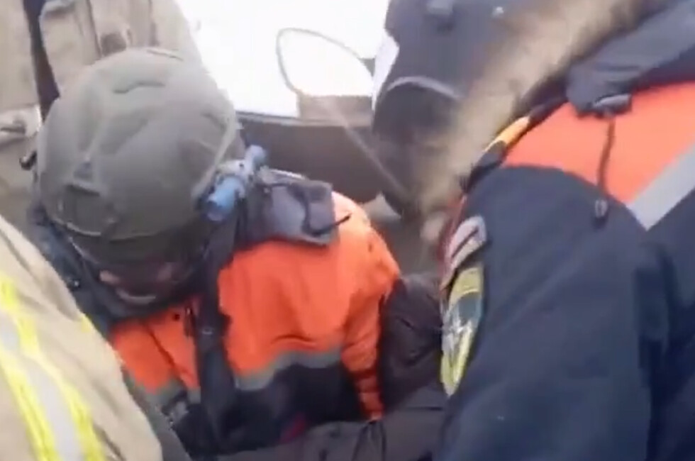 Сотрудники МЧС в Донецке спасли четверых пострадавших при ДТП