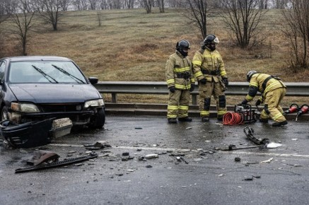 В Донецке спасатели деблокировали мужчину из поврежденного авто